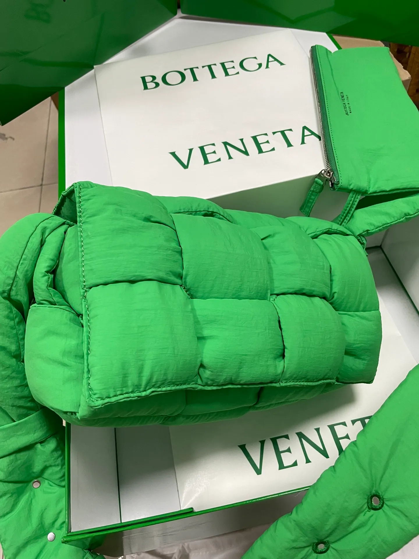 #𝐂𝐀𝐒𝐒𝐄𝐓𝐓𝐄 Nylon tofu tofu bag This Cassette is so cute, its cute appearance does not affect its practicality and the capacity is good! The fabric is low-key and very textured, suitable for daily wear with casual wear. The cross-woven design of the wide cloth is really stunning. The bag has a puffy shape and feels like a piece of tofu. It can be worn on one shoulder, cross-body or as a waist bag. You can also adjust the shoulder strap to the size of the bag under the armpit, so you can have it all! S30x15cm【8951#】real shot